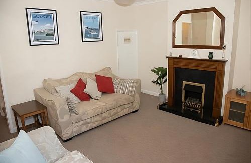 Fareham House | Breakfast With A View Free Parking and Water Access