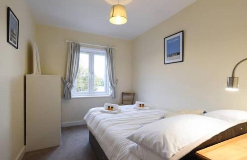 Fareham House | Breakfast With A View Free Parking and Water Access