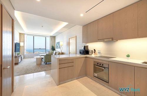 Palm Jumeirah Apartment | Breathtaking 1BR in Palm Tower, with Sea View