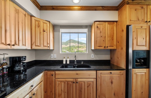 Park City Condo | Breathtaking Balcony Lake View, Fireplace, Hot Tub, Near Park City & Deer Valley