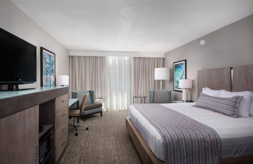 Newport Hotel | Breathtaking Drive Along North Coast Highway 101 | Couple Beach Retreat