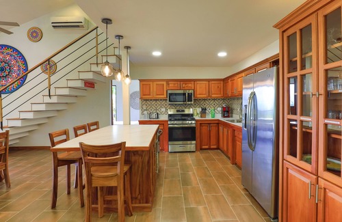 Canton Quepos Villa | Breathtaking Jungle Views and Abundant Wildlife - Large pool.