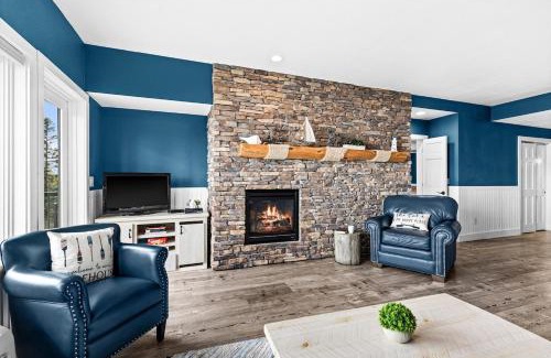 Two Harbors Apartment | Breathtaking Lake Views King Suite, Queen Beds, Kitchen and Heated Indoor and Outdoor Pools