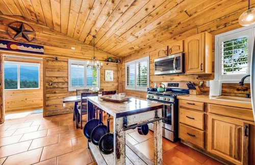 Divide House | Breathtaking Pike's Peak View from Adorable Mountain Cabin