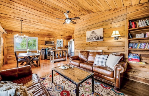 Divide House | Breathtaking Pike's Peak View from Adorable Mountain Cabin