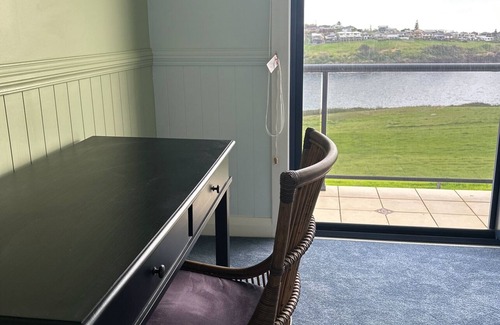 South Coast House | Breathtaking views, walking distance to the beach!