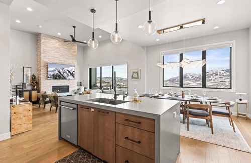Hideout House | Breathtaking Views~Fireplace~Chic~New