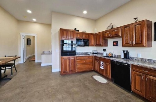Grove City Apartment | Breckenridge Suites #7 - The King's Suite - Cozy 1-Bedroom with Full Kitchen
