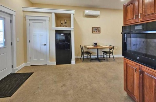 Grove City Apartment | Breckenridge Suites #7 - The King's Suite - Cozy 1-Bedroom with Full Kitchen