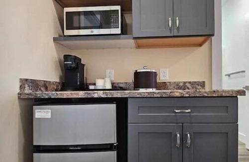 Grove City Apartment | Breckenridge Suites #4 - Deluxe Queen Suite with Separate Living Room