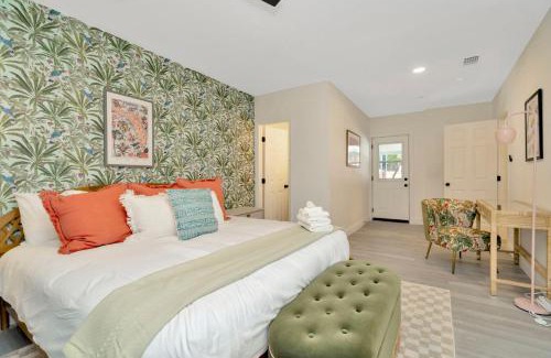 Largo House | Breezy Pineapple, Heated Pool, Sleeps 12, Putting Green