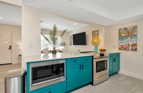 Largo House | Breezy Pineapple, Heated Pool, Sleeps 12, Putting Green