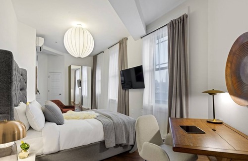 Downtown Baltimore Hotel | Brexton Hotel | Bright & Beautiful Studio