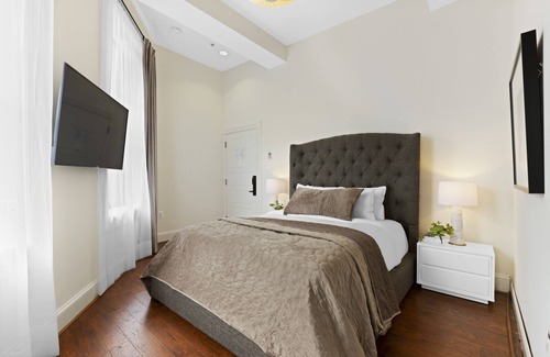 Downtown Baltimore Hotel | Brexton Hotel - Charming Studio in Mt. Vernon