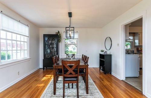 Edwardsville House | Brick B&B - Entire House in Downtown Edwardsville