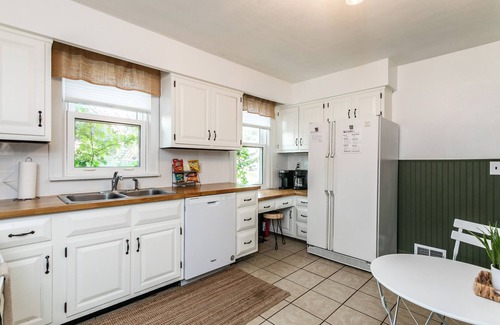 Edwardsville House | Brick B&B - Entire House in Downtown Edwardsville