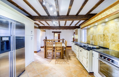 Broughton Hackett Cottage | BRICKBARNS FARM HOUSE, pet friendly, with hot tub in Peopleton