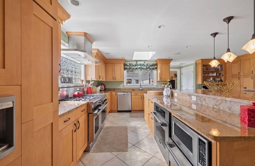 Narragansett Pier House | "Bricrist"-Private heated pool, walk to beach, central a/c, ocean views!