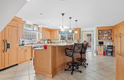 Narragansett Pier House | "Bricrist"-Private heated pool, walk to beach, central a/c, ocean views!