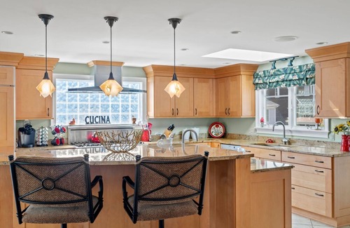 Narragansett Pier House | "Bricrist"-Private heated pool, walk to beach, central a/c, ocean views!