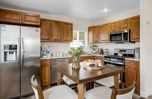 Grant Hill Villa | Bridge|Heated Pool/Spa |Downtown|Freeways|Airport