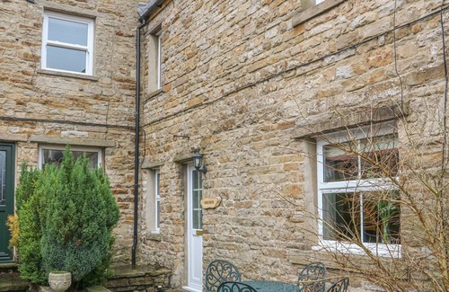Hawes Cottage | BRIDGE HOUSE, family friendly, with open fire in Hawes