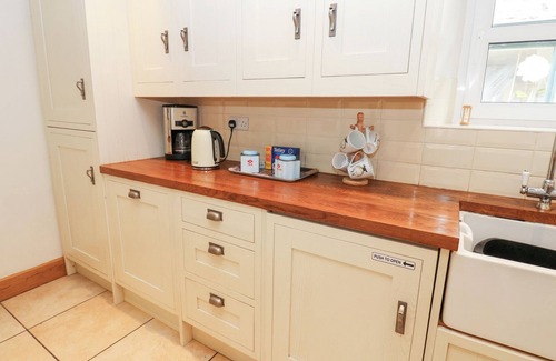 Hawes House | BRIDGE HOUSE, pet friendly, with a garden in Hawes