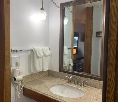 Tomahawk House | Bridge Inn Tomahawk -1st Floor, 2 Queen Size Bed, Walkout, River View