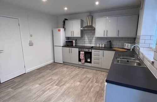 Aberfan Apartment | Bridge Place - Spacious home with plenty of beds!
