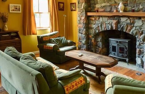 Beaufort Cottage | BRIDGE VIEW, family friendly in Beaufort, County Kerry