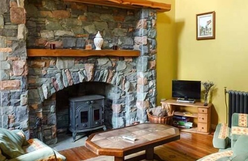 Beaufort Cottage | BRIDGE VIEW, family friendly in Beaufort, County Kerry