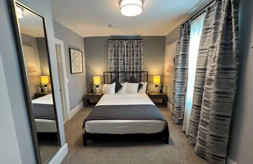 Newport Hotel | Bright 1 Bed/1 Bath/Pet friendly in the heart of Newport