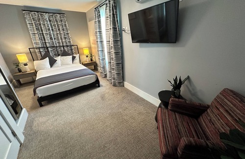 Newport Hotel | Bright 1 Bed/1 Bath/Pet friendly in the heart of Newport