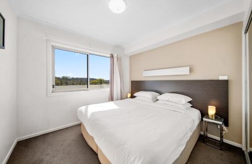 Greenway Apartment | Bright 1-Bed Apartment with Balcony