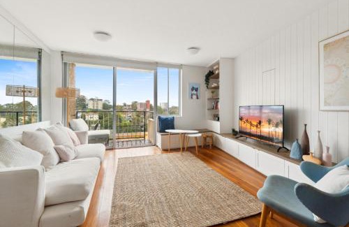 Neutral Bay Apartment | Bright 1-Bed with Balcony & Swimming Pool