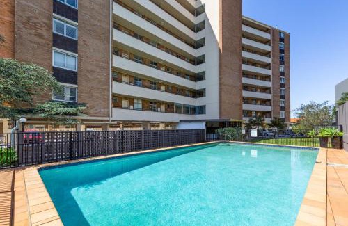 Neutral Bay Apartment | Bright 1-Bed with Balcony & Swimming Pool