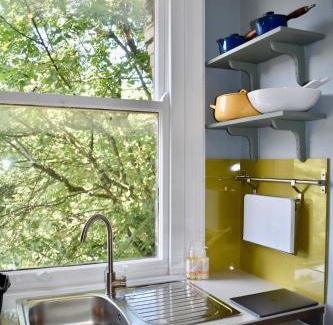 Hove Apartment | Bright 1 Bedroom Flat Minutes from the Beach and Trains