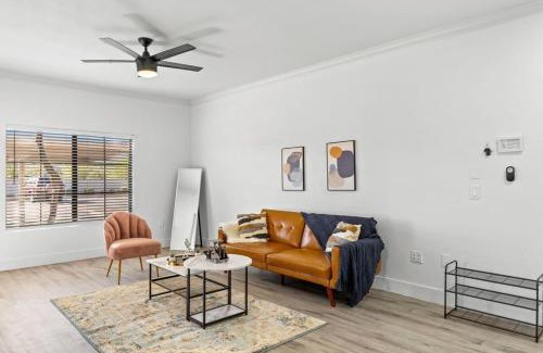 Chandler Apartment | Bright 1BR CozySuites in Downtown Chandler 08