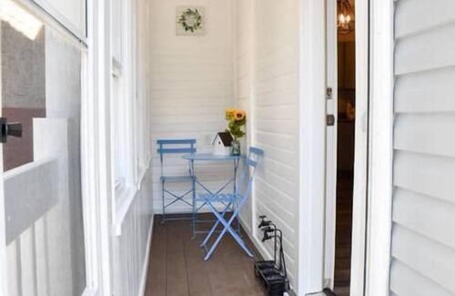 Crafton House | Bright 1BR Retreat | Near Downtown & Airport