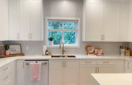 Saanichton House | Bright 2 Bed 2 Bath with Spa-like Ensuite & HotTub