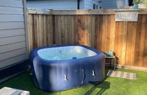 Saanichton House | Bright 2 Bed 2 Bath with Spa-like Ensuite & HotTub