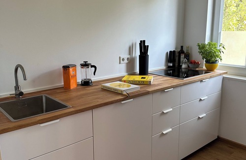 Lohausen Apartment | Bright 2-room apartment with large terrace near the trade fair and airport