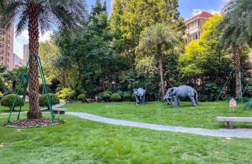 Xujiahui Apartment | Bright 2BR Apartment Yongxin Century Close to Metro Lines one nine eleven