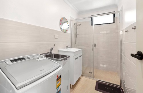 Earlville Apartment | Bright 2BR Apt in Cozy Inner-City Suburb