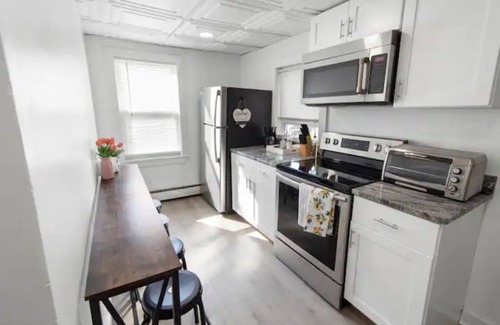 Jeffries Point Apartment | Bright 2BR by Boston Waterfrontn
