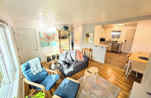 Corvallis House | Bright 2BR, Cal King Bed, 15 Min walk to OSU