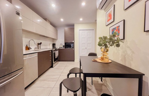 Cote-Des-Neiges—Notre-Dame-De-Grace Apartment | Bright*2BR*Feeling at home *1G Wi-Fi*gym*parking