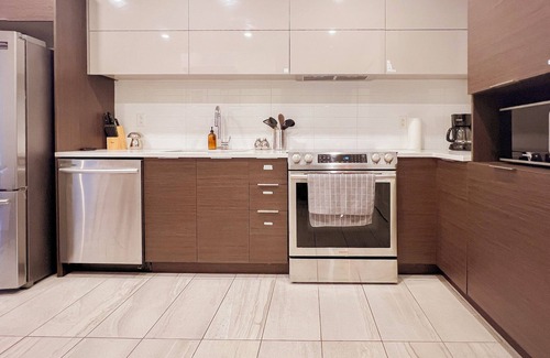 Cote-Des-Neiges—Notre-Dame-De-Grace Apartment | Bright*2BR*Feeling at home *1G Wi-Fi*gym*parking