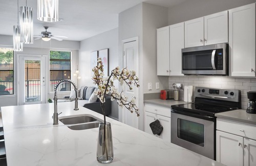 St. Edwards Apartment | Bright 2BR Flat w/Balcony + Pool | Walk to SoCo