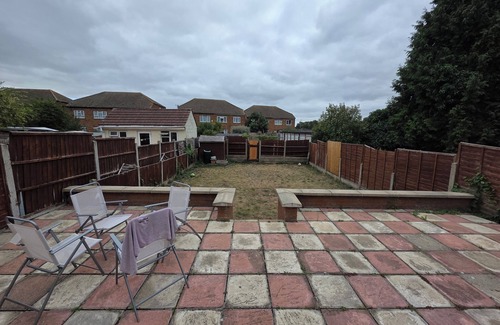 Barkingside Apartment | Bright 3BD Family Home with Garden, Barkingside